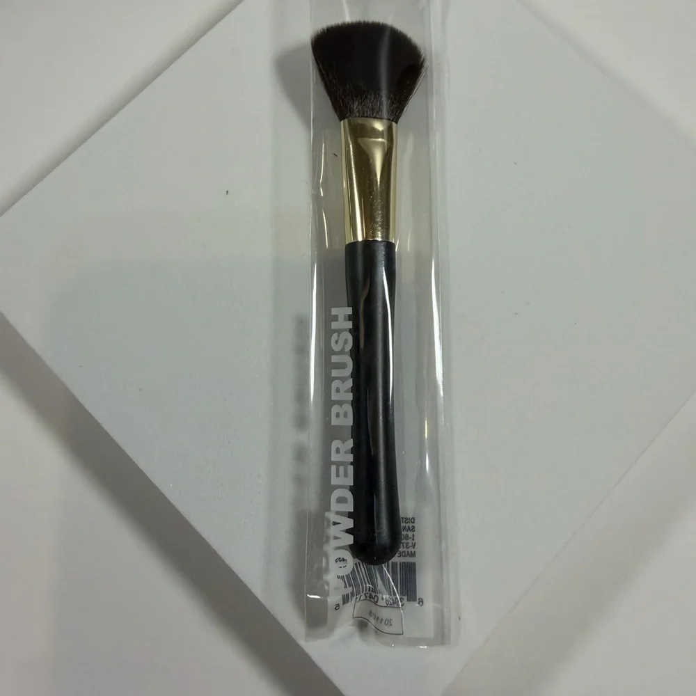 🩷5/$10🩷 Powder Brush with Black Handle and Gold Ferrule